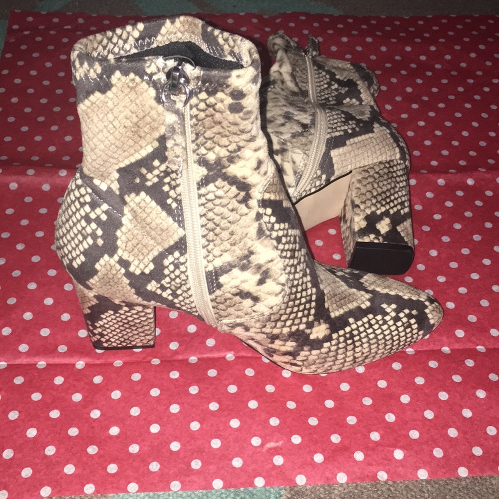 Steve Madden 7 1/2 sized snakeskin new no box